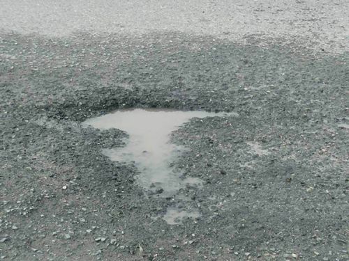 信丰县交通运输局也承认该公路改造工程沥青路面部分地段存在脱皮露骨