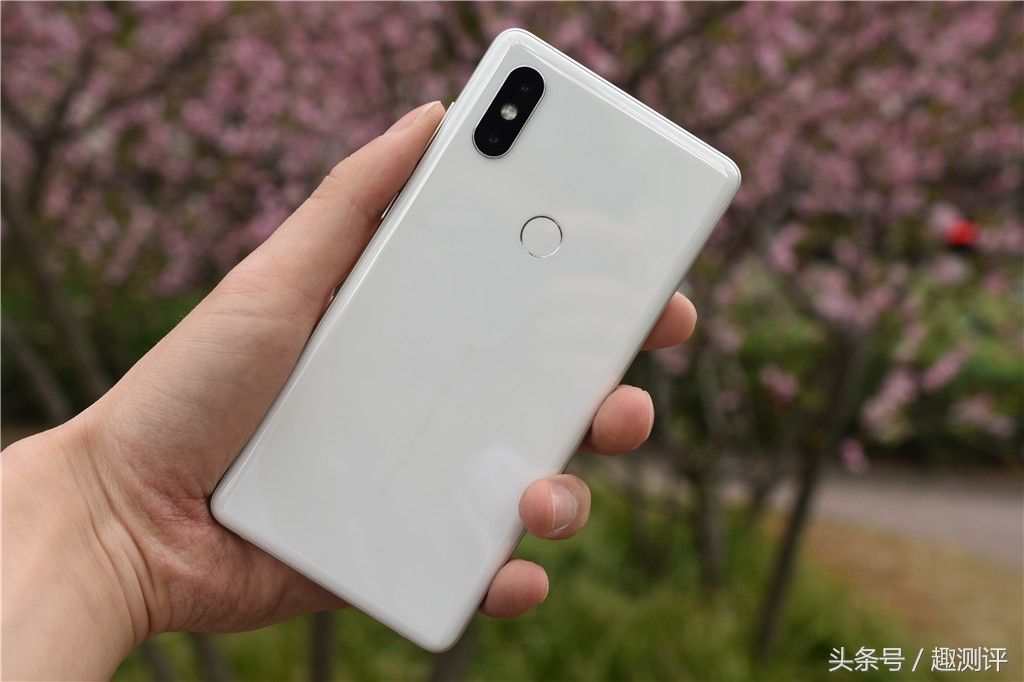 抢到一台小米MIX2S,陶瓷白非常漂亮,觉得是今