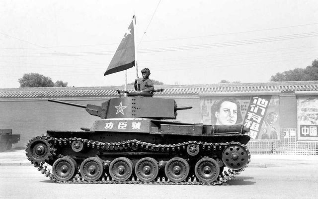 作为人民解放军装甲力量的起步者与奠基者，很遗憾的是，有着“功臣号”美名的97式中型坦克并非“made in China”。“功臣号”是在1945年11月，从沈阳日本关东军坦克修理厂搜集到的，是中国人民解放军的第一辆坦克。