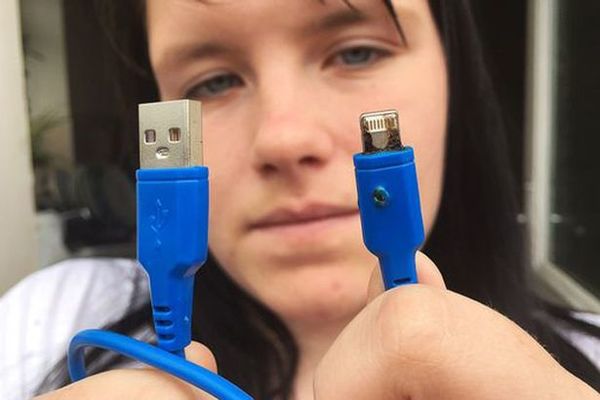 第三方iphone数据线在膝上起火:吓坏16岁少女