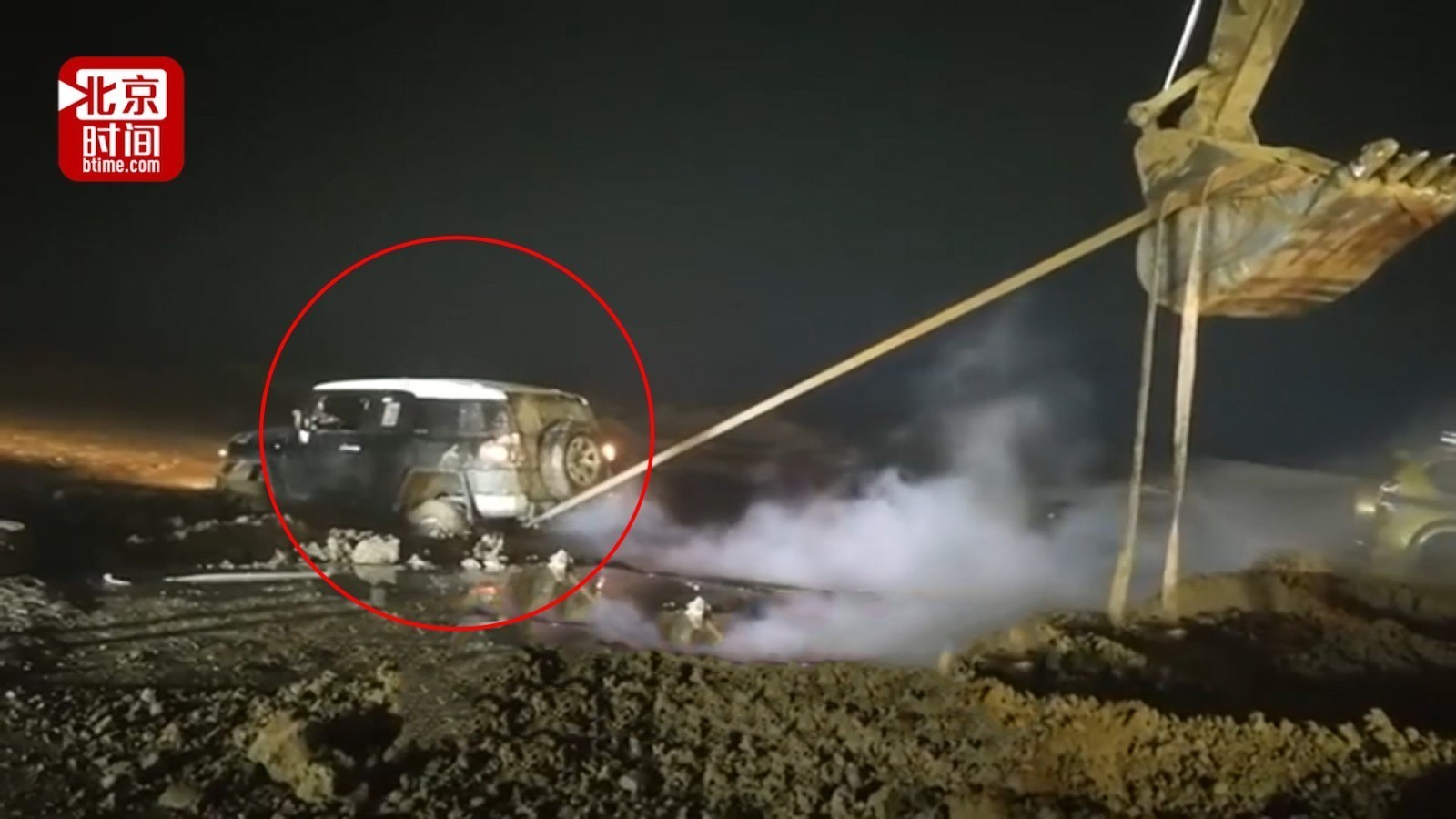 全部沦陷!越野车陷黄河滩不能自拔 几十辆救援车也跟着困进去了 全部沦陷!越野车陷黄河滩不能自拔 几十辆救援车也跟着困进去了