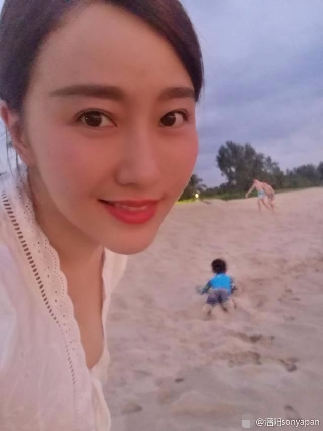 潘阳忙着旅行,小石头依偎在爸爸怀里,潘长江忙澄清:我还活着?