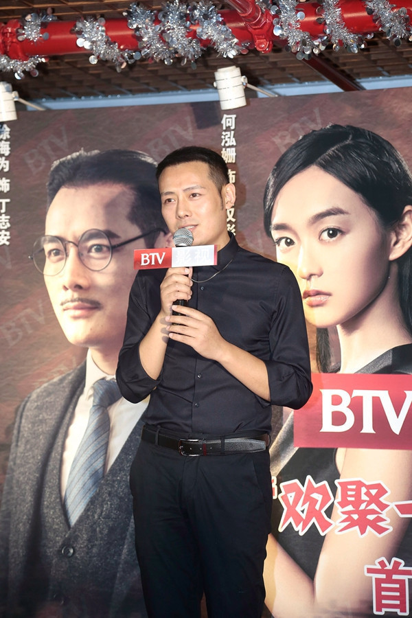 抗战传奇剧《烈火刀影》剧组走进社区氛围火爆