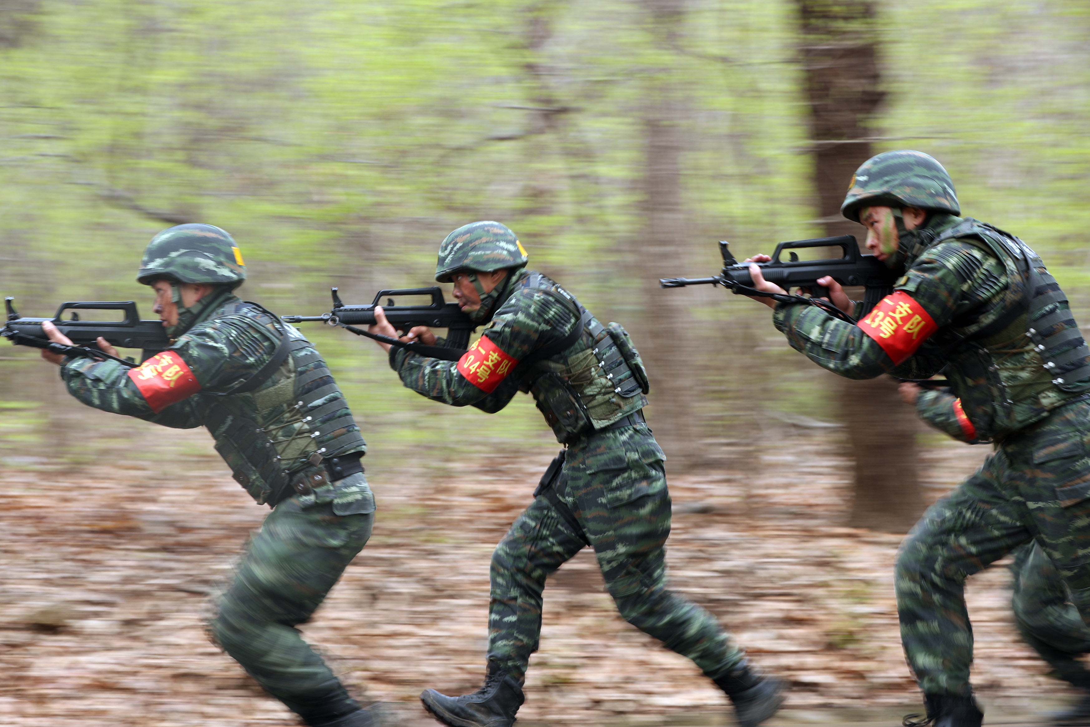 2017年3月24日,武警安徽省总队“魔鬼周”极限训练中,特战队员正在进行山地捕歼训练。