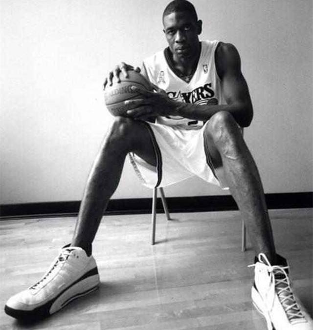 杜兰特脚有多大?摄像机差点拍不全 奥胖球鞋比答案两头大