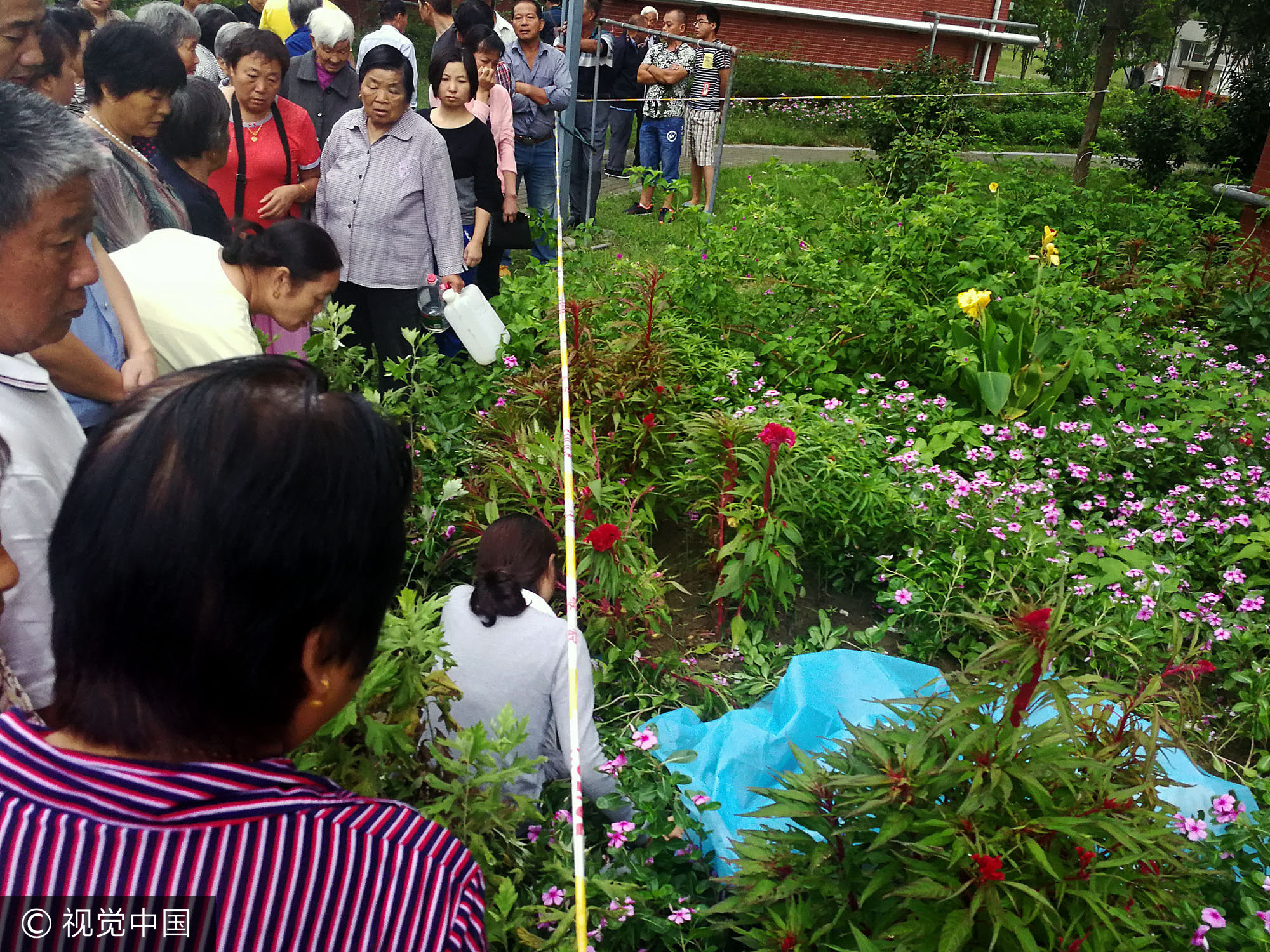 9月6日，扬州振兴花园小区内发生一起悲剧，一名15岁男孩父亲让其洗脸过程中突然不见了。