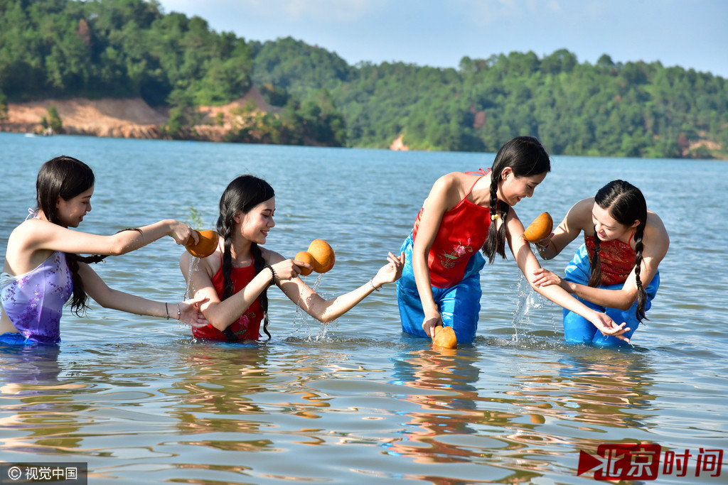 姑娘们在江边嬉戏。