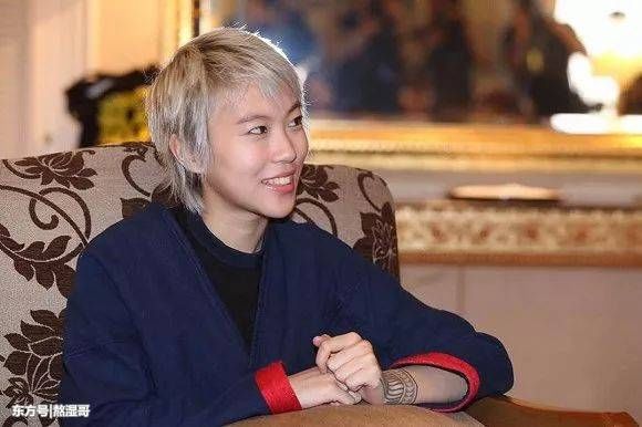 王菲和窦唯的女儿:窦靖童身穿军大衣 腰别大茶