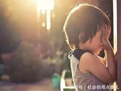 4岁男童躺地上撒泼要买玩具,宝妈一句话男童再