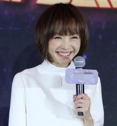 鲁豫白色连衣裙显知性美 现场大笑秒变表情包