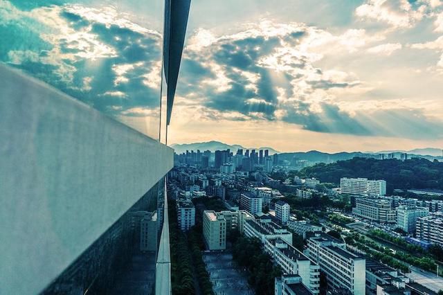 福州的经济不如武汉成都重庆,但为啥房价却比