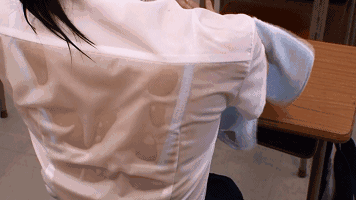 搞笑gif:你到底有多热啊,衣服都成这样了!