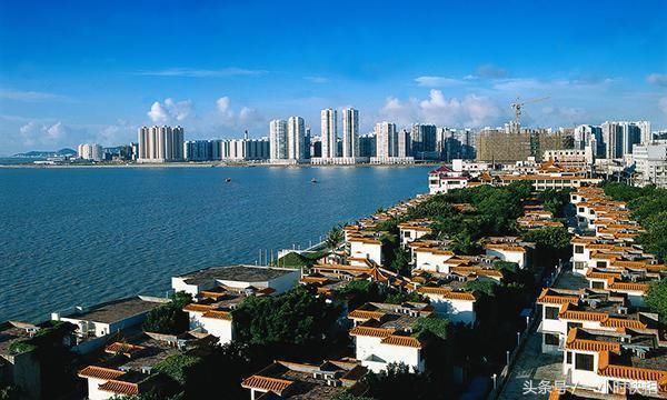 中国这个发达城市,人均GDP超15万,却被贬为三