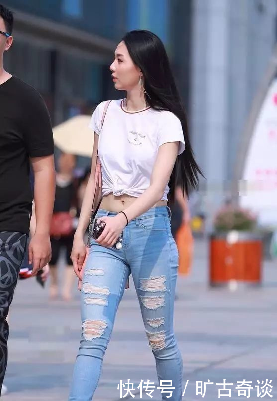 清纯小美女秀小蛮腰,身穿紧身牛仔裤,身材惹火