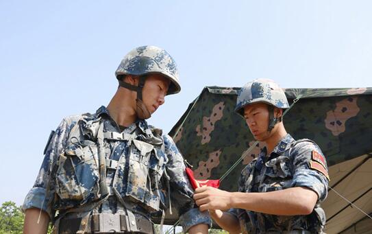 中國空軍空降兵某旅偵察營戰士許中衛和許少衛.劉漢帝 攝