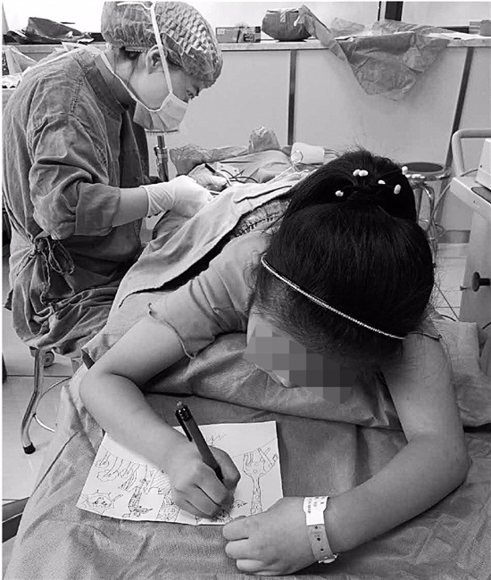 小女孩做手术开刀图片图片
