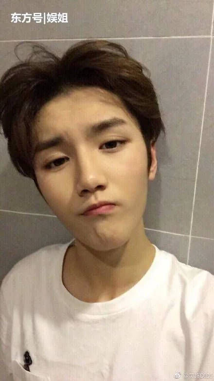 照骗!朱正廷被拍用包挡脸,道歉称不喜欢素颜被