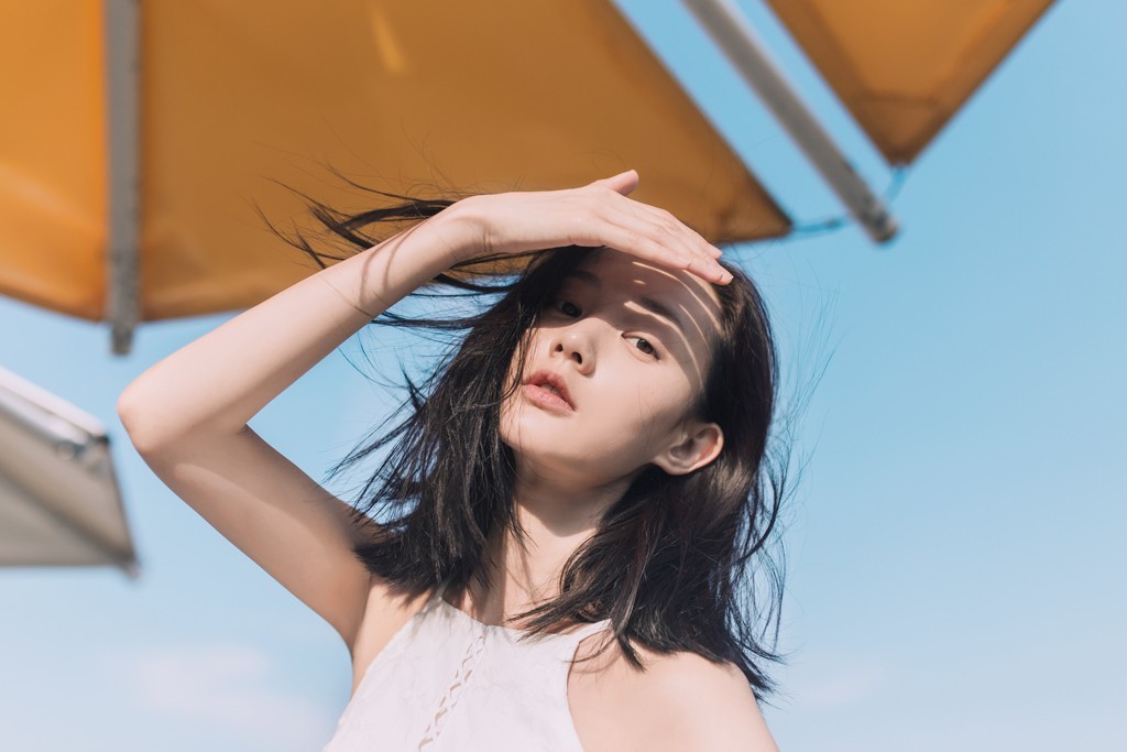 李一桐素颜夏日生活照 接地气调侃自己晒"秃噜皮"