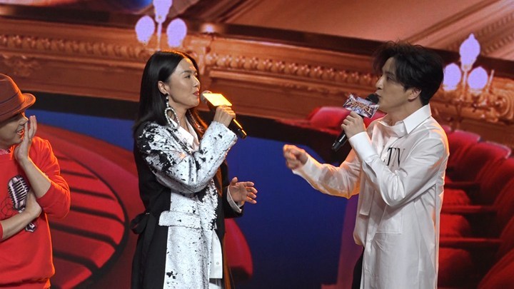 薛之谦带病现场演唱新歌《摩天大楼》 谭维维现场亮嗓获赞 薛之谦带病现场演唱新歌《摩天大楼》 谭维维现场亮嗓获赞