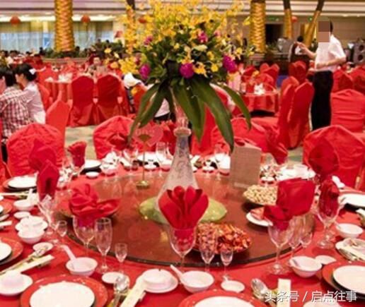 订婚丈母娘要十五万彩礼,婚礼当天看到陪嫁,我