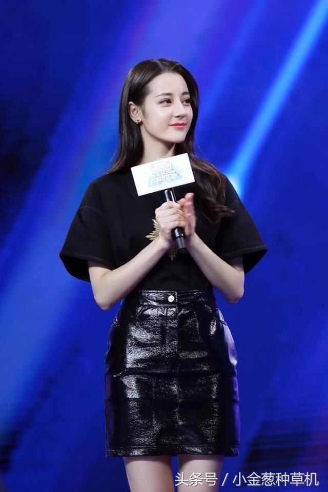 迪丽热巴穿短裤热舞,但是上面裹一个塑料膜是