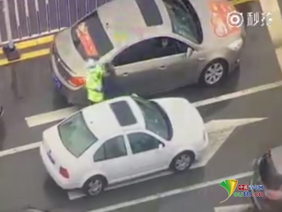 嚣张男子开报废车被拦殴打女辅警 抢走证件后逃离 嚣张男子开报废车被拦殴打女辅警 抢走证件后逃离