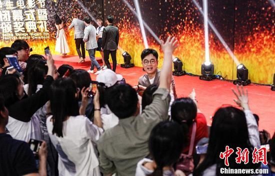 北京大学生电影节众女星红毯斗艳 杨幂周迅获奖