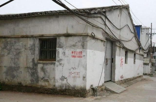 公去世后,小姑子用10万买下我的旧房子,过户那