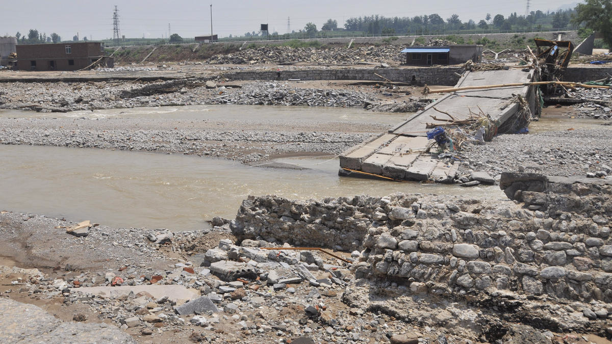 河北井陉重灾区:桥梁冲毁 洪水淹没民房2米高 河北井陉重灾区:桥梁冲毁 洪水淹没民房2米高