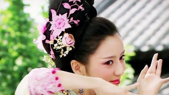 刘骜赶忙让人抓住赵飞燕,怕她被风吹跑,风停之后,赵飞燕的裙子被抓出