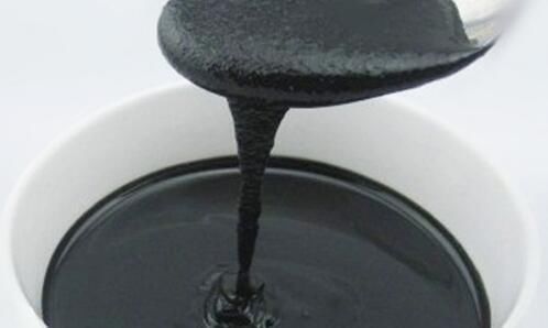 女人每天都吃一小把黑芝麻,几天后,身体会出现