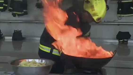 食用油、碳酸饮料、大白菜...... 如何正确处理油锅起火？