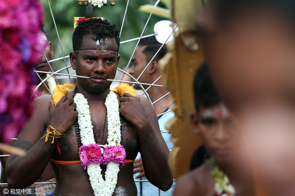 用银针刺穿舌头、双颊等。
