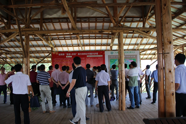 广东省扶贫办处长邓培熙率广东省帮扶广西扶贫