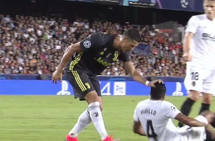 欧冠小组赛首轮:C罗遭遇红牌罚下 瘫倒在地!职