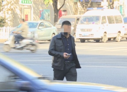 “低头族”注意了！过马路玩手机小心吃罚单
