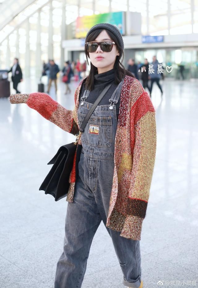 马思纯穿彩色毛衣配牛仔背带裤胖得像孕妇,网