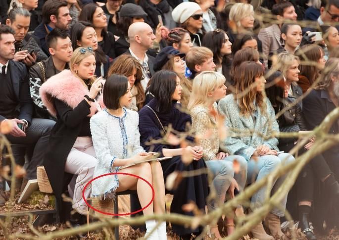 宋茜裙子也太短了,一坐下来都被看见了,网友:还