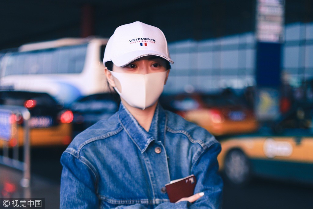 景甜纽约看秀归来凌晨抵达北京机场 披外套戴口罩似没睡醒