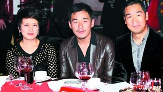 邓婕全家照,与张国立多年无子,继子不省心,领养