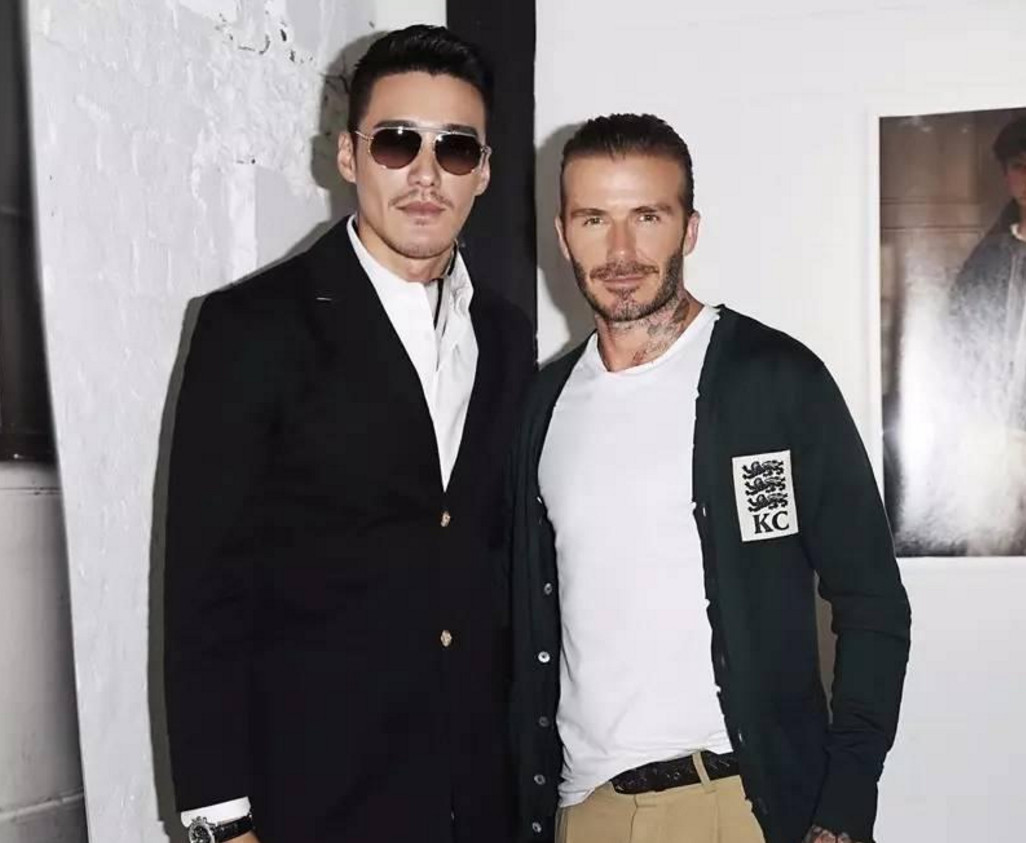 47岁的胡兵迎来颜值巅峰,合照碾压贝克汉姆