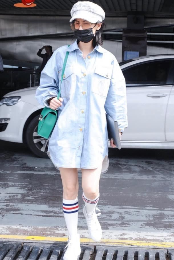 杨幂中筒袜尽显逆天大长腿,再看黄圣依!网友:原