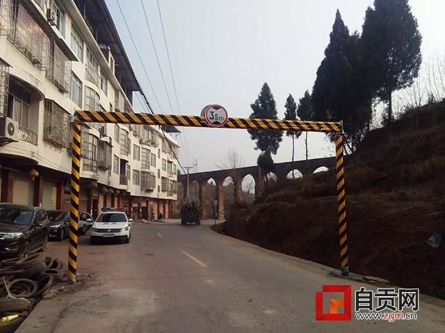 货物太高挤烂限高栏 两货车司机逃离现场后被