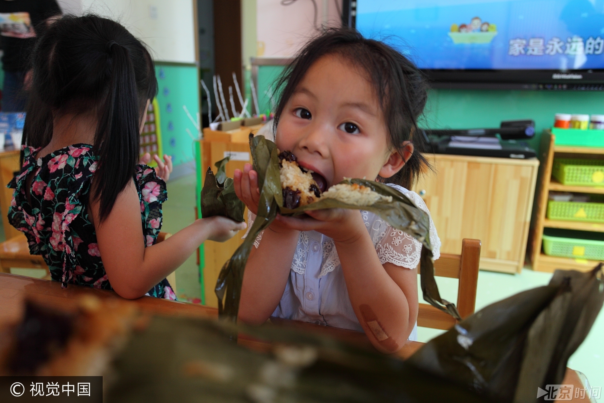 活动现场内容丰富,小孩子们都玩疯了, 孩子们用雄黄酒在小孩脑门上画王字、用艾草编花环、包粽子、制作香囊、画钟馗、赛龙舟等精彩不断, 孩子们的笑声充满着整个校园。