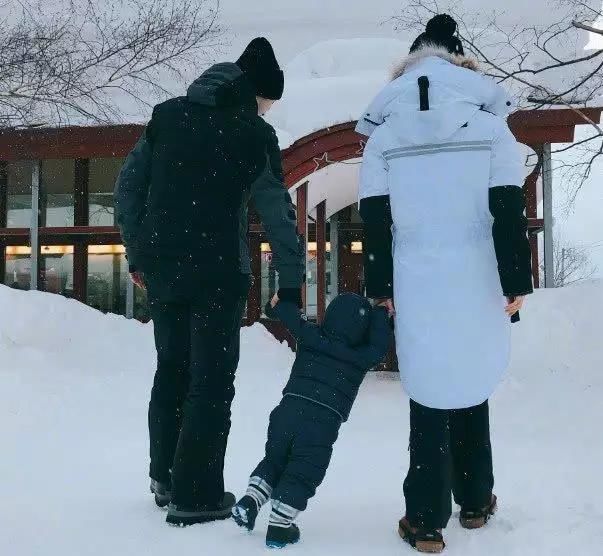 杨颖2岁儿子近照,眼睛像极了黄晓明,网友:是亲