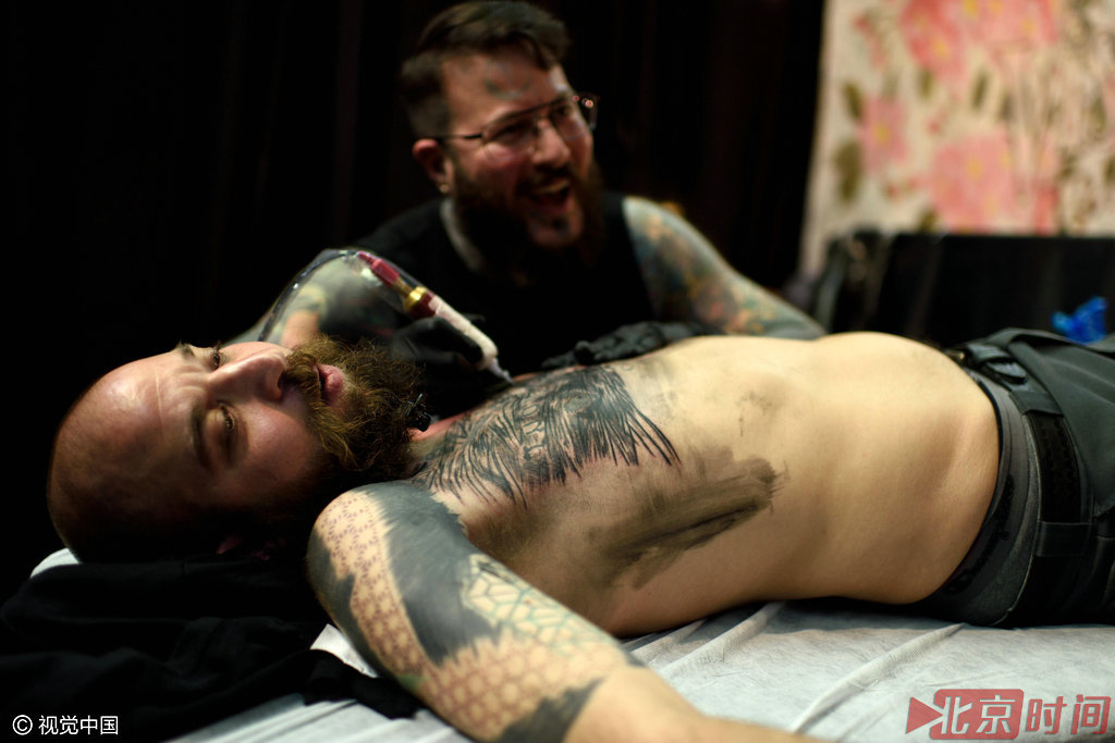 现代人对文身的理解又是包罗万象，极具个性化的。这种有稍微痛楚的永久性图案将伴随着人的一生。