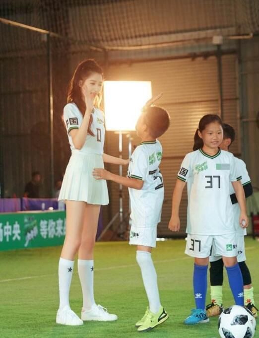 关晓彤化身足球宝贝秀大长腿,小学生的手成功