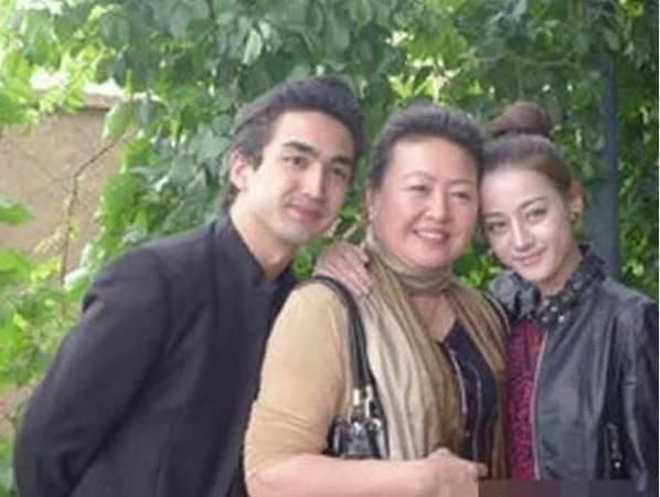 看了杨幂、迪丽热巴等明星的全家福,网友表示