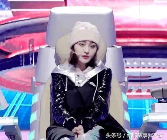 郑爽在《这就是铁甲》栏目里的各类坐姿让网友