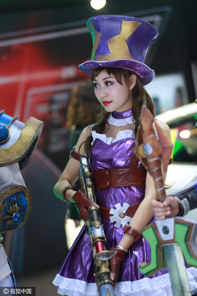 但是这位cosplay车模显得有些高冷。